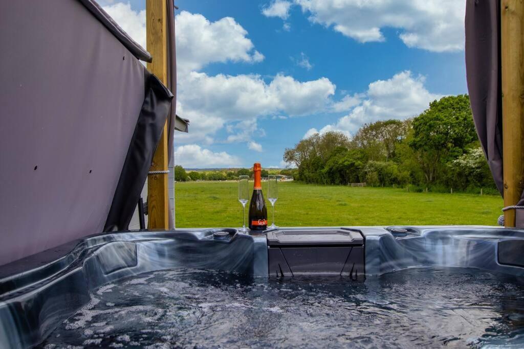 Choller Lake Lodges - Primrose Cabin With Private Hot Tub Arundel Eksteriør billede